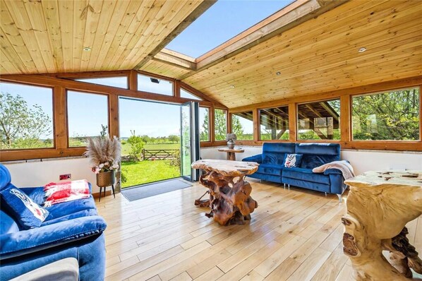 Ferienhaus, 5 Schlafzimmer, Balkon, Gartenblick | Wohnbereich | Bücher