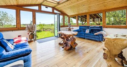 Meagill Farmhouse-hot tub Country