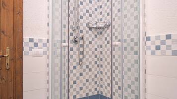 Douche, bidet, serviettes fournies, papier toilette