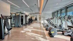 Ein modernes Fitnessstudio mit Cardio-Geräten, Krafttrainingsmaschinen und großzügigem Raumangebot.