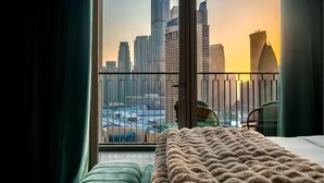 Ein Hotelzimmer mit großem Fenster und Blick auf die Stadt.