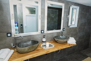 Bruser, hårtørrer, håndklæder