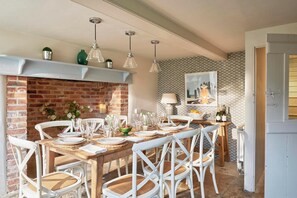 Outdoor dining - Cove Cottage, peaceful holiday cottage on the Jurassic Coast (West Lulworth)