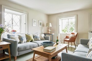 Smart TV, fireplace - Cove Cottage, peaceful holiday cottage on the Jurassic Coast (West Lulworth)