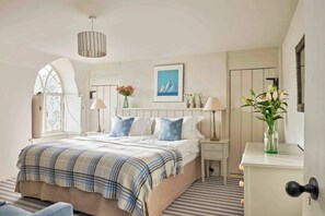 3 bedrooms, iron/ironing board, WiFi, bed sheets - Cove Cottage, peaceful holiday cottage on the Jurassic Coast (West Lulworth)