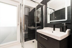 Shower, hair dryer, towels, soap - Villa Isola apartments 1 (Novalja)