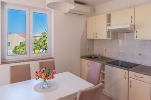 Fridge, electric kettle, cookware/dishes/utensils - Apartment Luce 1 (Povljana)