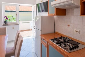Frigorifero, bollitore elettrico, pentole/stoviglie/utensili