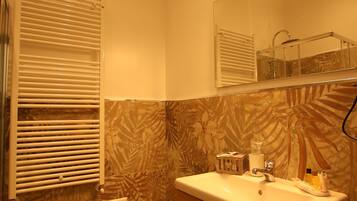 Quadruple Room, Balcony, Partial Sea View | Bathroom