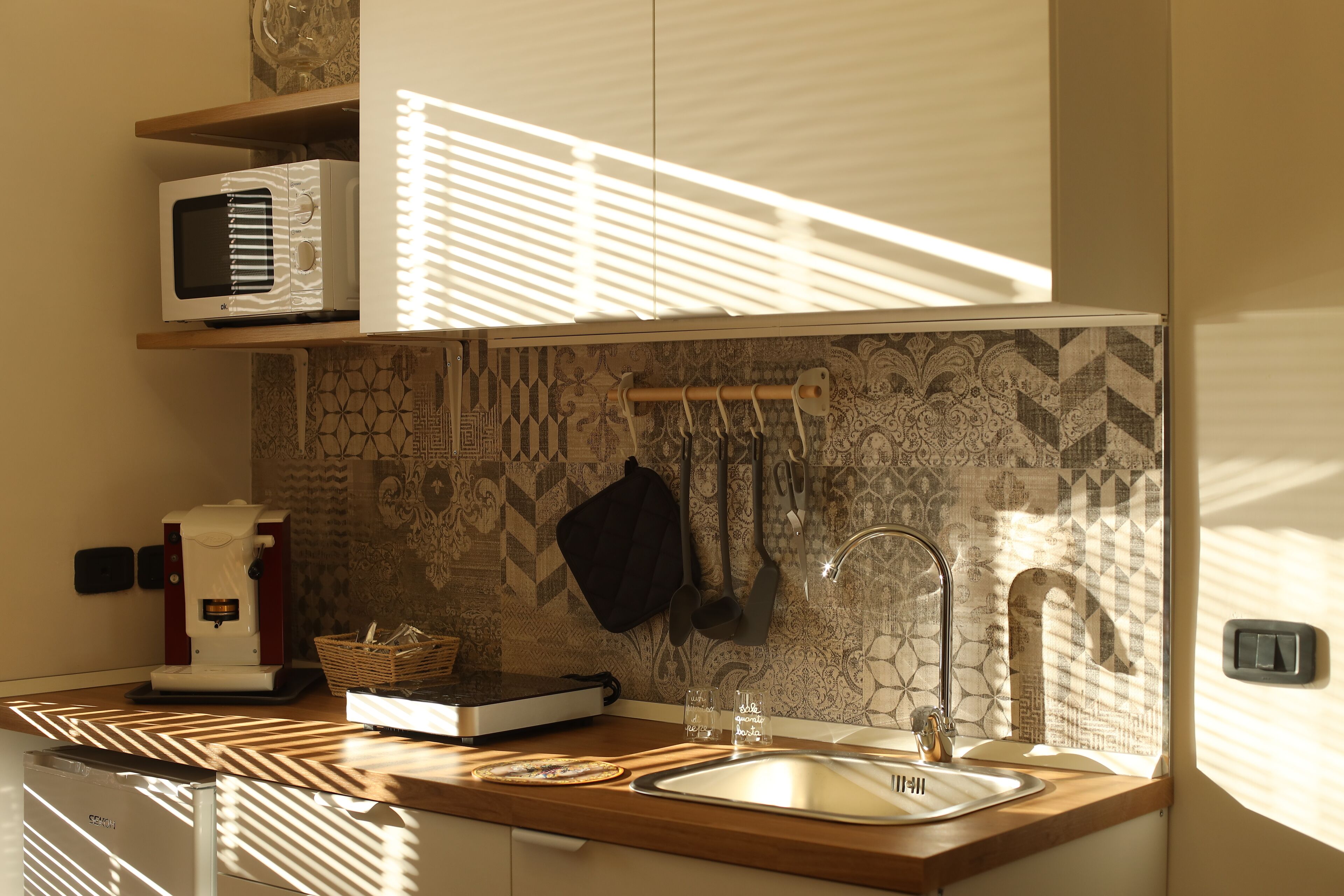 Habitación cuádruple, balcón, vista parcial al mar | Cocina privada | Tetera eléctrica 