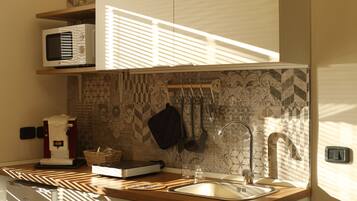 Quarto quádruplo, sacada, vista parcial para o mar | Cozinha privada | Chaleira elétrica