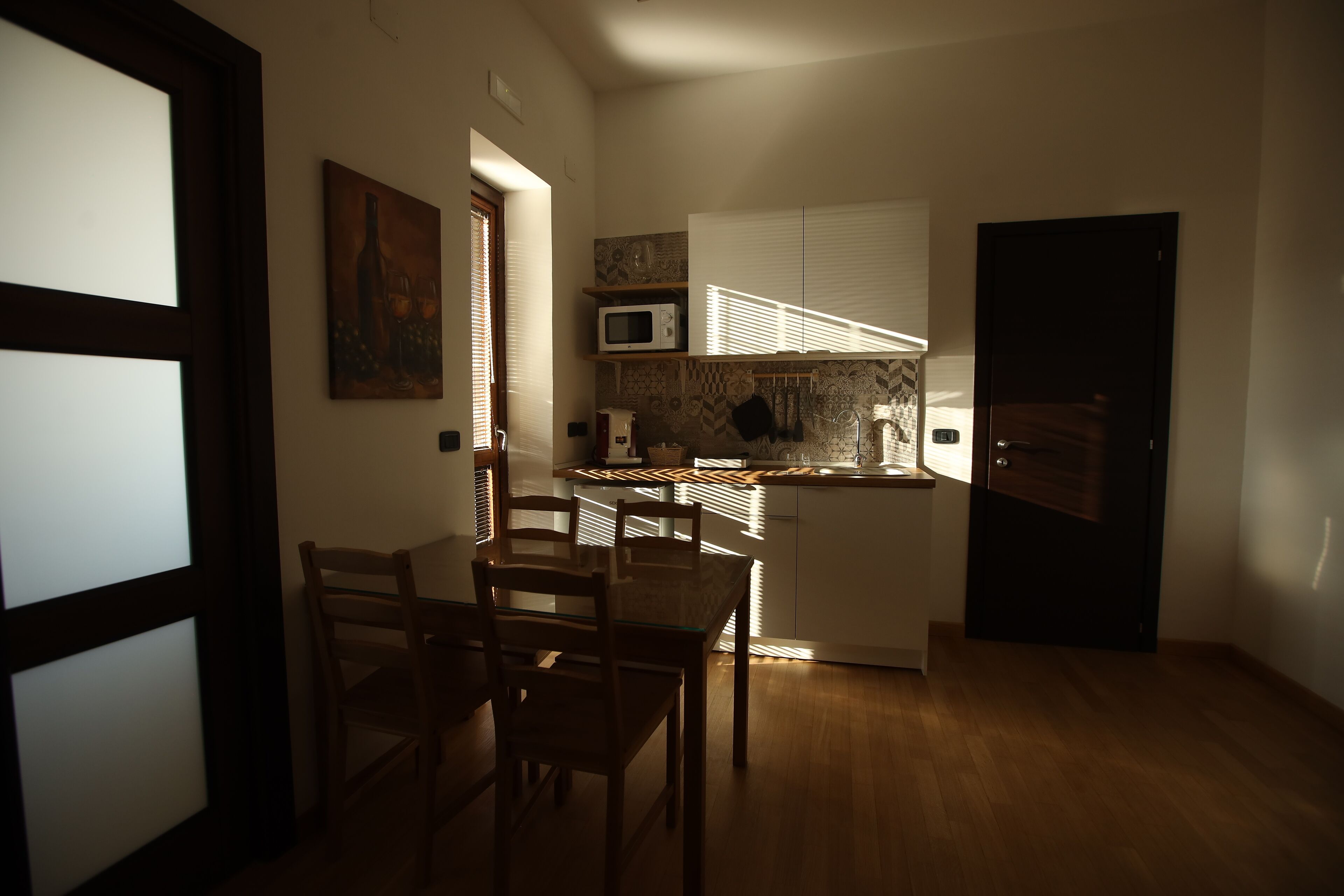 Habitación cuádruple, balcón, vista parcial al mar | Cocina privada | Tetera eléctrica 