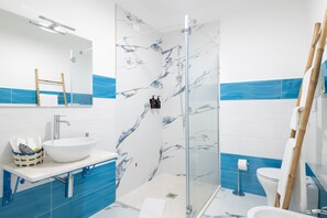 Shower, hair dryer, towels - Turchese House Tortolì – Modern Comfort in Central Location (Tortolì)