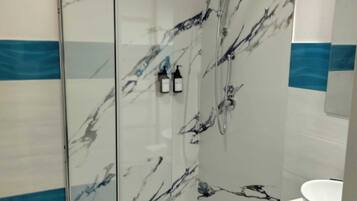 Douche, sĂšche-cheveux, serviettes fournies