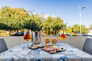 Outdoor dining - B&B Turchese House: Aury Room (Tortolì)