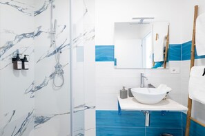 Ducha, secador de pelo, toallas