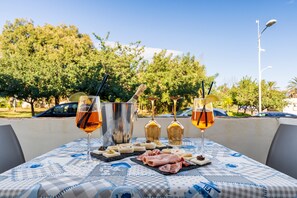 Outdoor dining - B&B Turchese House: Aury Room (Tortolì)