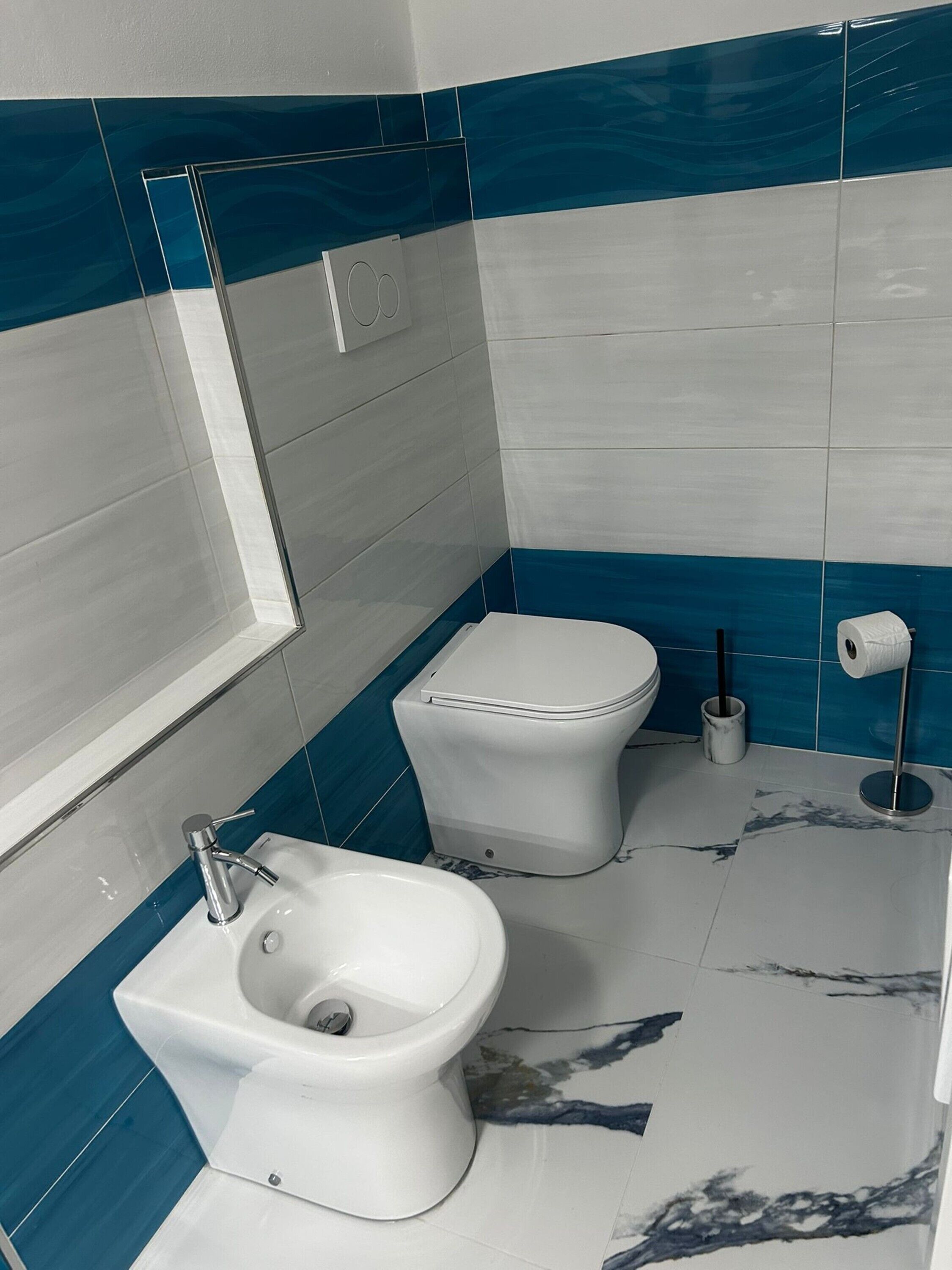 Douche, sèche-cheveux, serviettes fournies