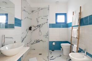 Shower, hair dryer, towels - B&B Turchese House: Grace Room (Tortolì)