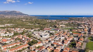 Un quartier résidentiel avec des maisons, un terrain de sport et une montagne en arrière-plan.