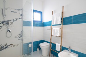 Shower, hair dryer, towels - B&B Turchese House: Grace Room (Tortolì)