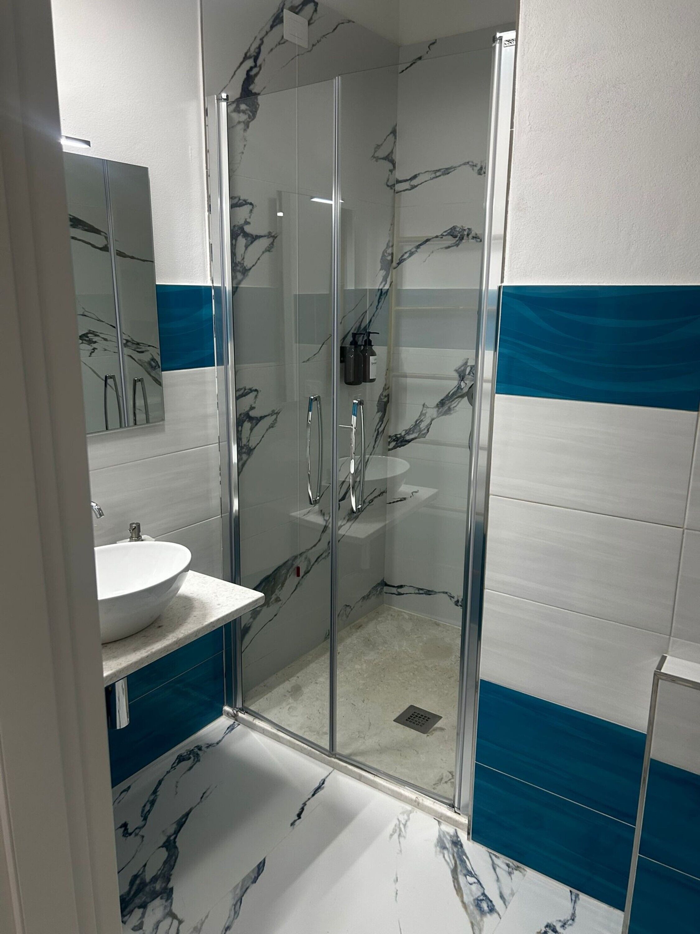 Douche, sèche-cheveux, serviettes fournies