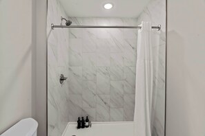 Chuveiro, secador de cabelo, toalhas de banho, shampoo