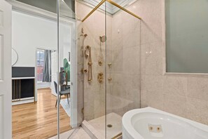Shower, hair dryer, towels, shampoo - Modern 4BD Apt in the Heart of Old City (Philadelphia)