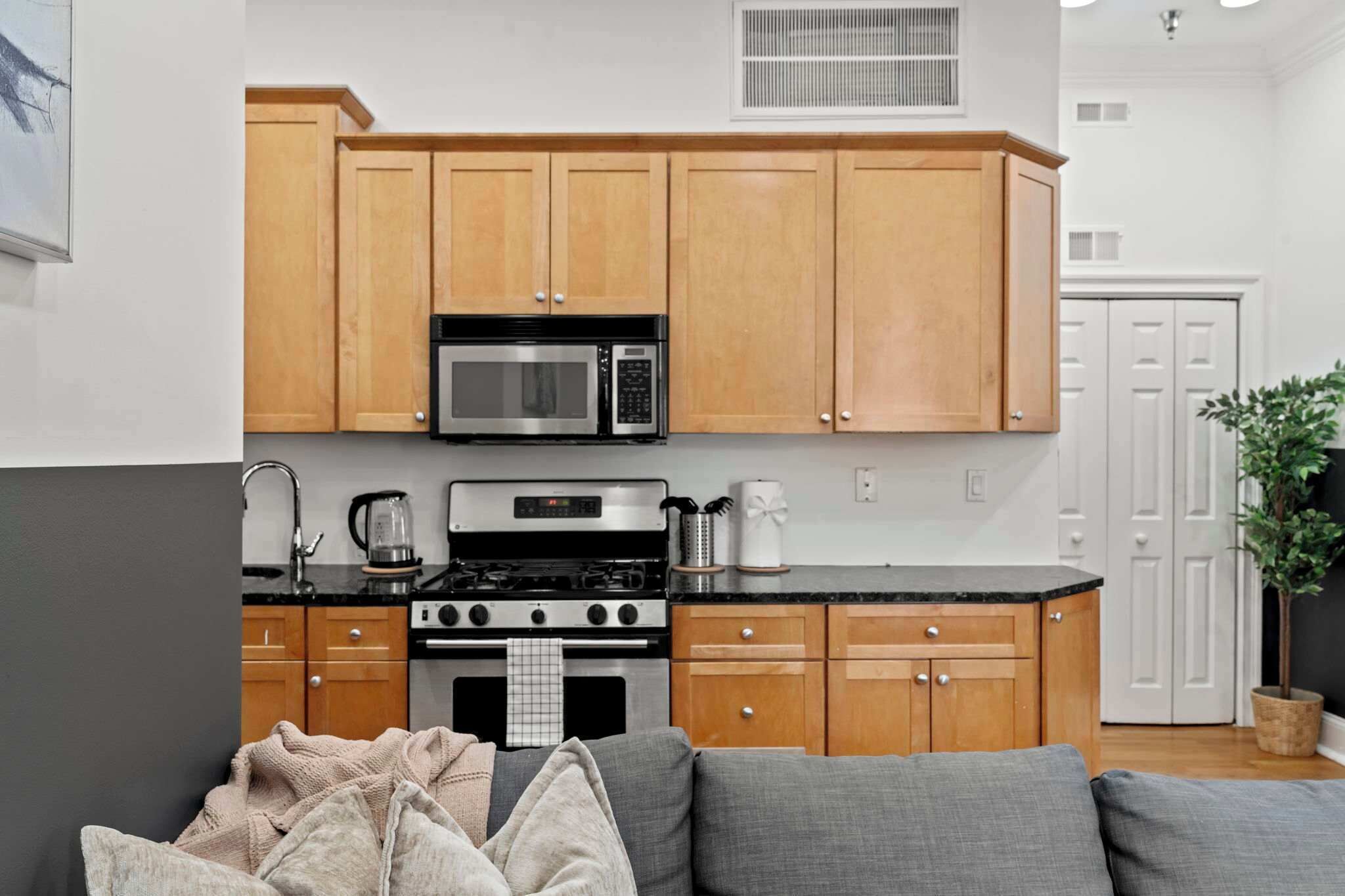 Refrigerador, microondas, horno y parrilla de estufa 