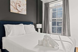 4 bedrooms, desk, WiFi, bed sheets - Modern 4BD Apt in the Heart of Old City (Philadelphia)
