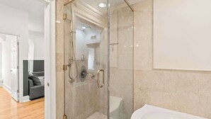 Een douche, een haardroger, handdoeken, shampoo