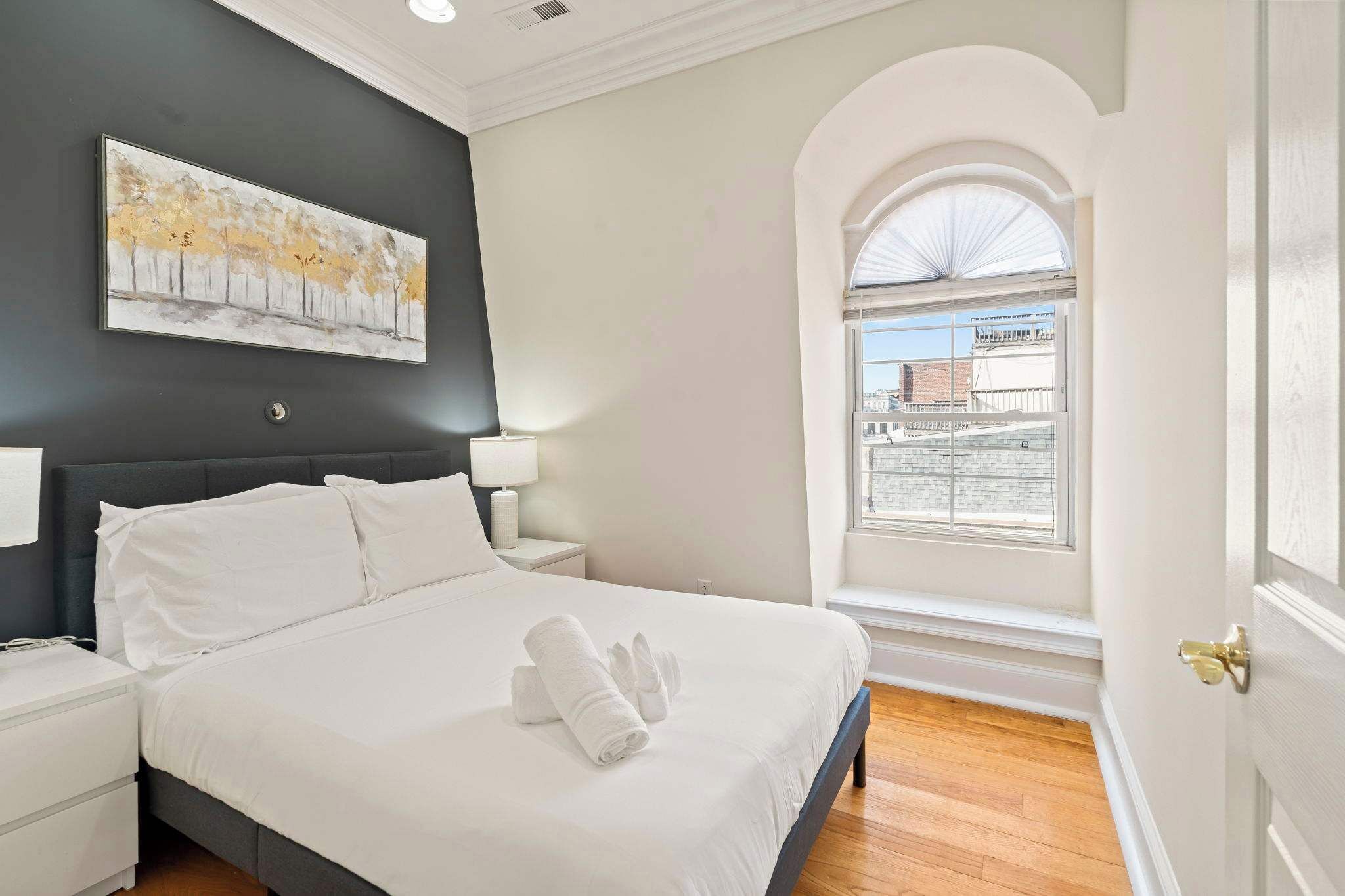 4 bedrooms, desk, WiFi, bed sheets