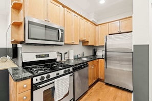 Fridge, microwave, oven, stovetop - Luxury 4BD Home Sleeps 10 | by Independence Hall (Philadelphia)
