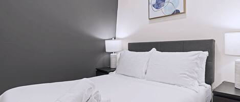 4 bedrooms, desk, WiFi, bed sheets