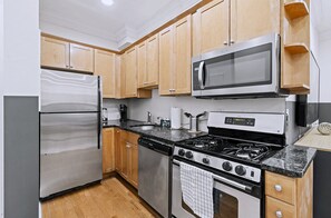 Fridge, microwave, oven, stovetop - Modern 4BD Home Sleeps 10 by Old City Center Plaza (Philadelphia)