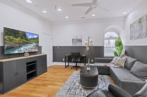 TV - Modern 4BD Home Sleeps 10 by Old City Center Plaza (Philadelphia)