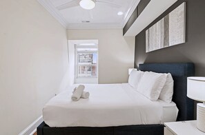 4 bedrooms, desk, WiFi, bed sheets - Modern 4BD Home Sleeps 10 by Old City Center Plaza (Philadelphia)