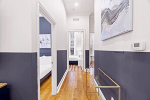 3 bedrooms, desk, WiFi, bed sheets - Bright 3BD Apt Near Franklin Sq Old City Sleeps 8 (Philadelphia)
