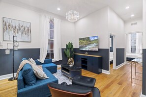 TV, offices - Bright 3BD Apt Near Franklin Sq Old City Sleeps 8 (Philadelphia)