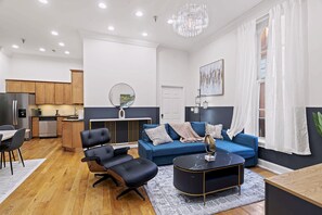 TV, offices - Bright 3BD Apt Near Franklin Sq Old City Sleeps 8 (Philadelphia)