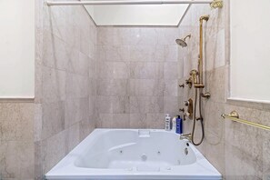 Shower, hair dryer, towels - Bright 3BD Apt Near Franklin Sq Old City Sleeps 8 (Philadelphia)