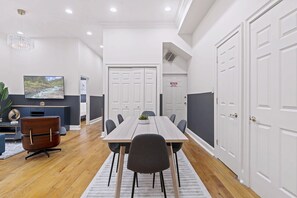Dining - Bright 3BD Apt Near Franklin Sq Old City Sleeps 8 (Philadelphia)