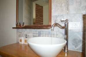 Bruser, hårtørrer, bidet, håndklæder