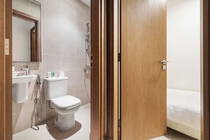 A hotel bathroom with a toilet, sink, and shower. - 2BR Apartment Near Downtown Dubai Mall (Dubai)