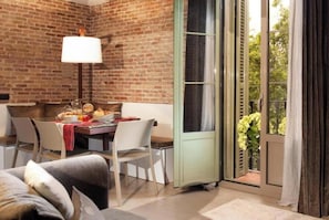 Dining - Stunning Light-Filled Apartment with Rooftop Pool in Central Barcelona (Barcelona)