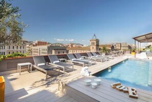 Pool - Stunning Light-Filled Apartment with Rooftop Pool in Central Barcelona (Barcelona)