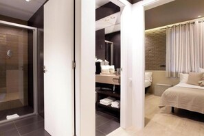 3 bedrooms, in-room safe, desk, iron/ironing board - Stunning Light-Filled Apartment with Rooftop Pool in Central Barcelona (Barcelona)