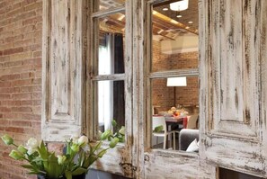 Dining - Stunning Light-Filled Apartment with Rooftop Pool in Central Barcelona (Barcelona)