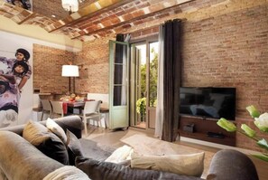 Smart TV - Stunning Light-Filled Apartment with Rooftop Pool in Central Barcelona (Barcelona)