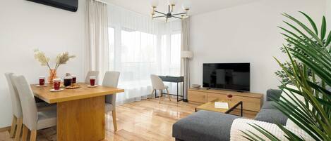 Una televisión, una oficina